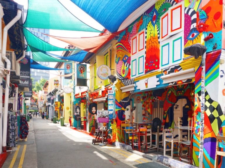 アラブ街は壁画で有名