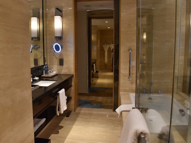 バスルームから入り口方向