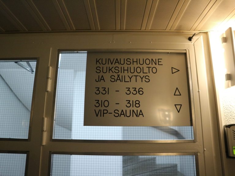 エントランスは二階、320台の部屋はそのまま、310台の部屋は1つ下の階。330台の部屋は1つ上の階で、それぞれ階段で登り降りが必要です。