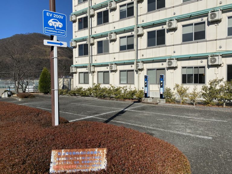 電気自動車充電スタンド