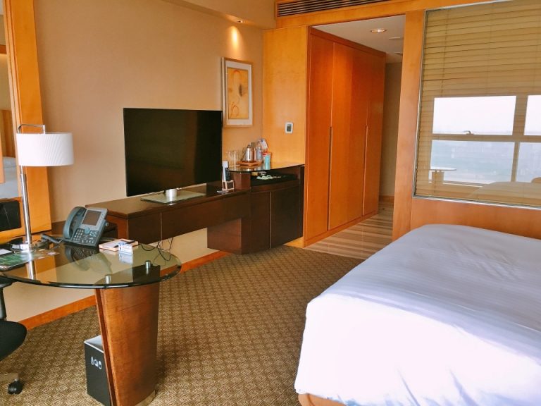 窓側から客室全体