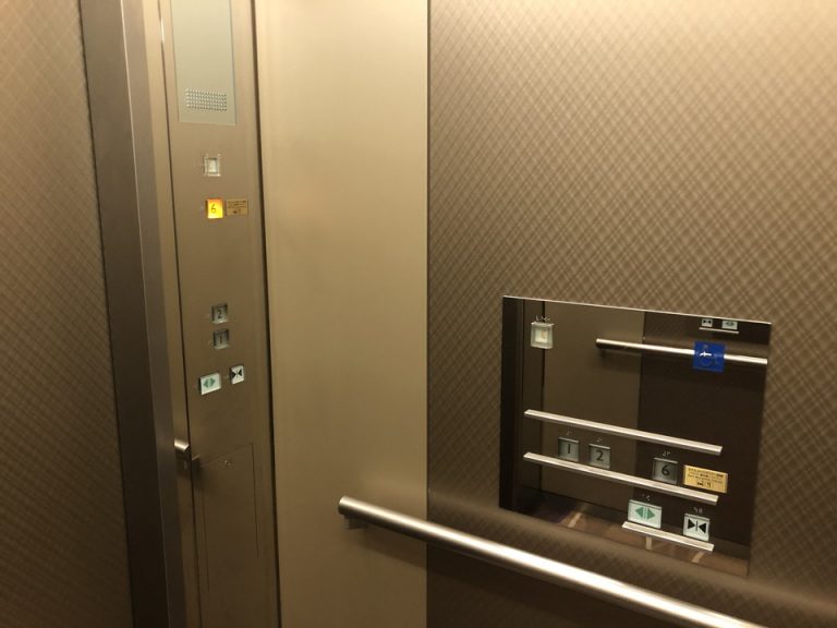 ホテル専用エレベーター内観 フロント階までのエレベーター