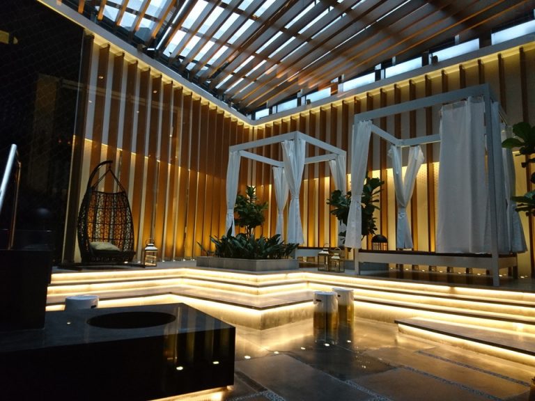 更衣室から入ることができる中庭天蓋ベッド