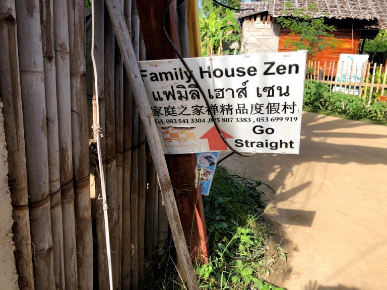 中心街からホテルへの案内板