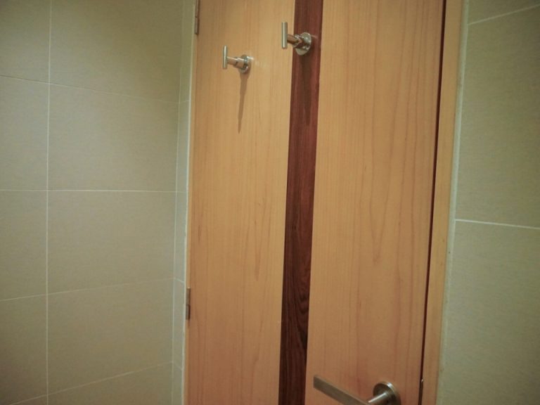 バスルームの扉内側