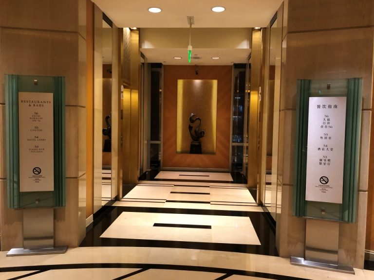 フロントロビーからホテルルーム行きのエレベーターホール
