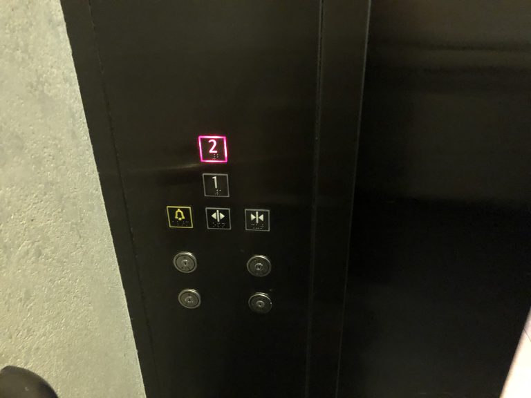 エレベーターボタン