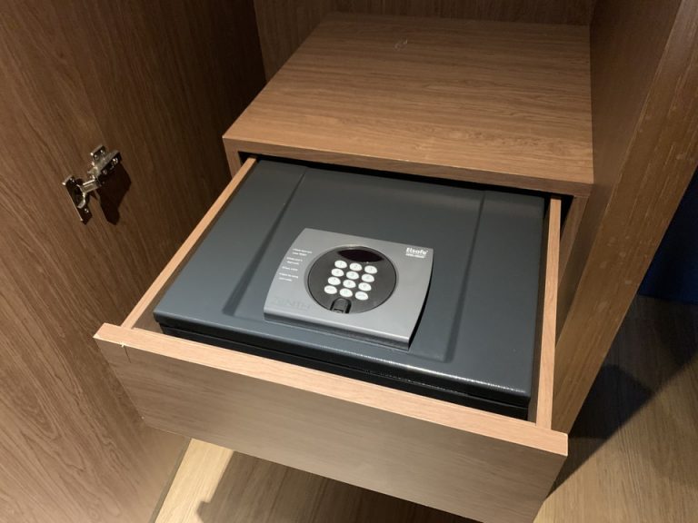 客室_セーフティボックス(閉じた状態)