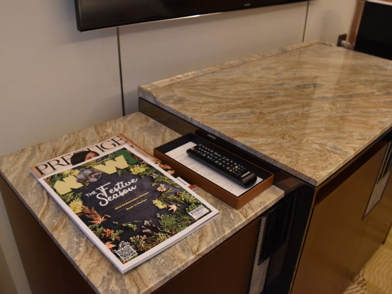 寝室テレビ前のデスク