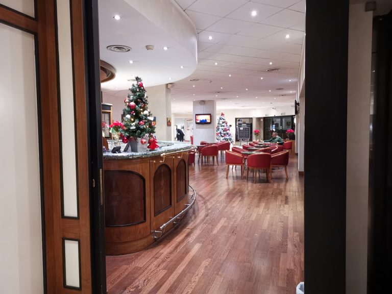 フロント横のバー