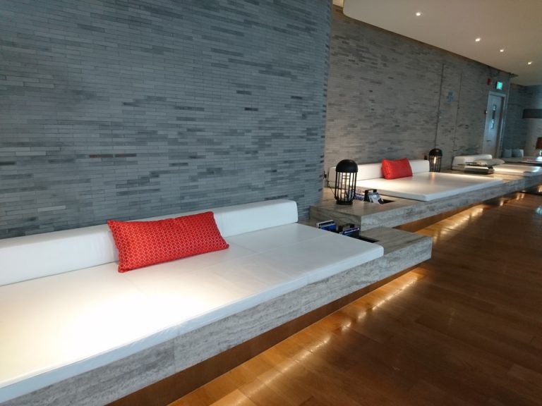 ロビーフロアのベッドのようなソファー