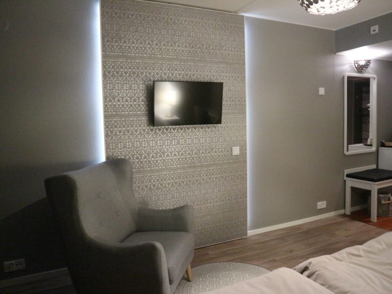 テレビは壁掛けタイプでベッド正面の壁に掛けられています。