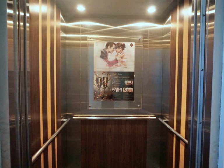 エレベータ内観