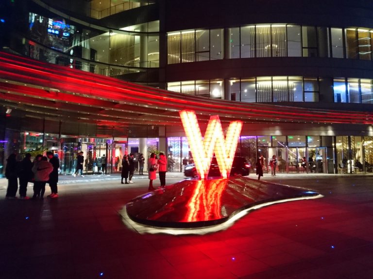 正面エントランス車寄せ