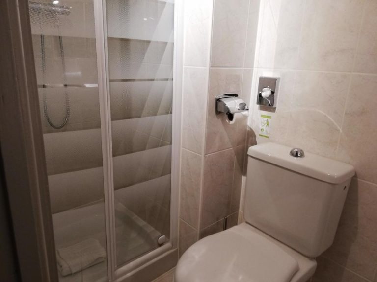 バスルーム入口から全体3