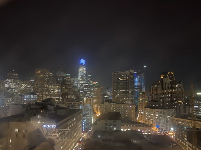 宿泊部屋からのダウンタウン夜景