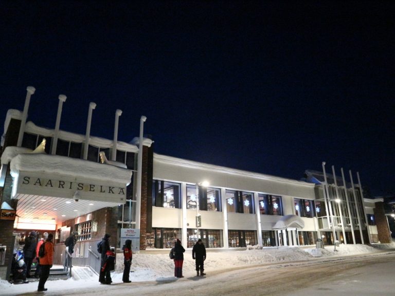 ホテル外観。バスの停留所であったり、ツアーの集合場所であるため、入口には人が集まっている事が多いです