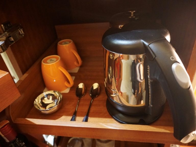 湯沸かし器とコップセット