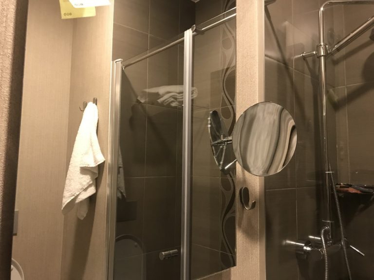 シャワールーム 鏡