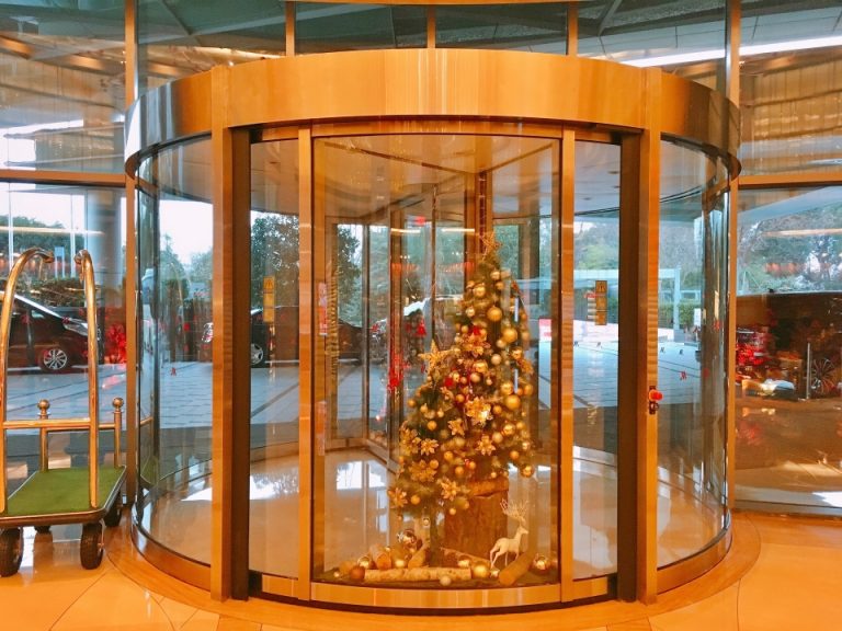 正面玄関中から