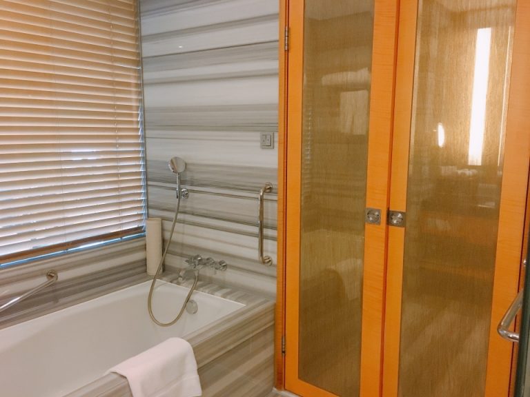 バスルームのドア