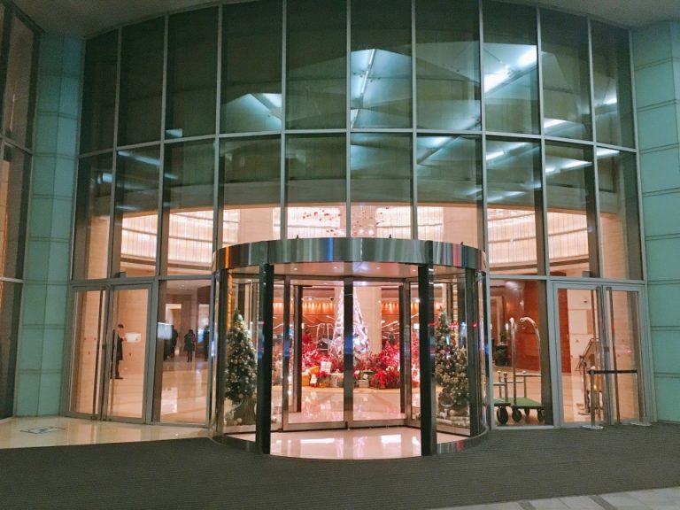 正面玄関外から