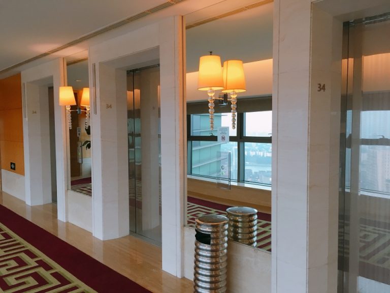 客室階エレベーターホール2