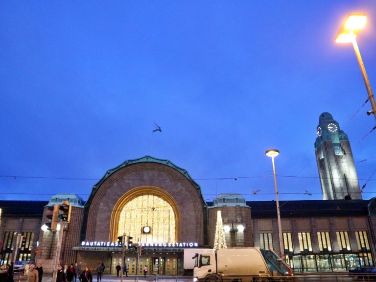 ホテルのすぐ横にヘルシンキ中央駅があり、鉄道やバス停が走っています。