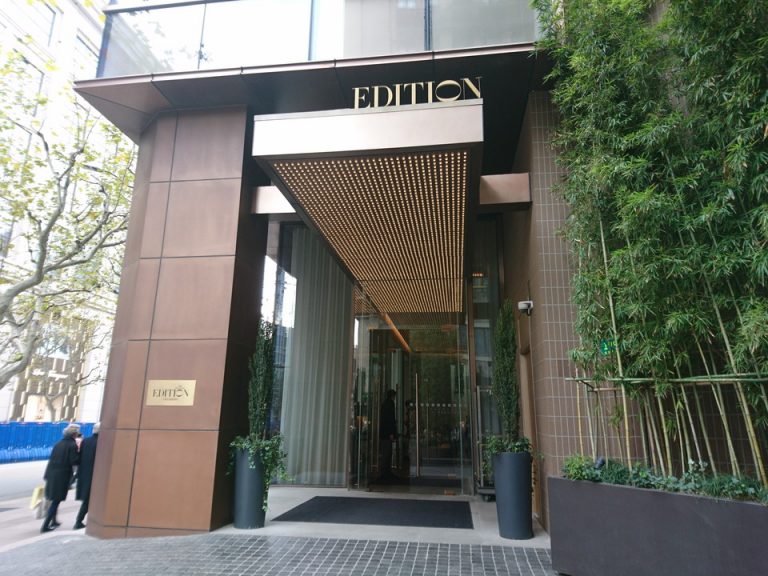 西エントランス外観