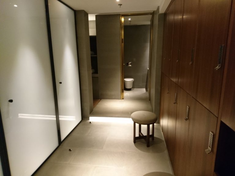 プール更衣室ロッカー