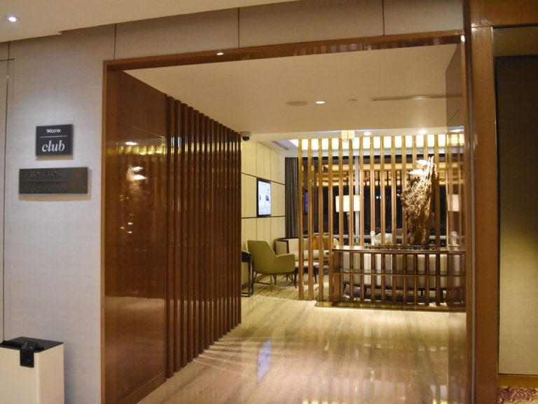 ラウンジ入り口