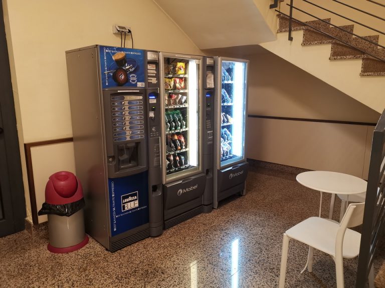 地下に設置された自動販売機