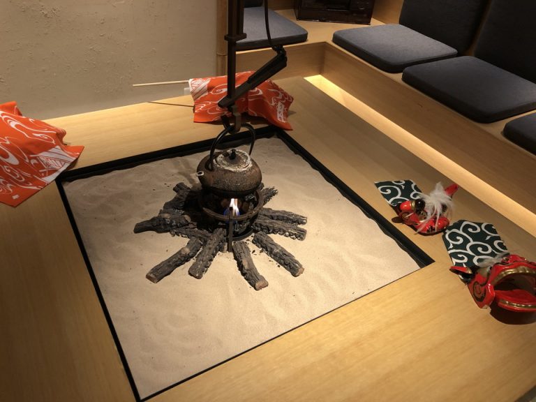 フロント階ロビー 囲炉裏