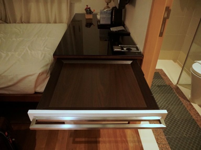 引き戸の上部は引き出すと机になります