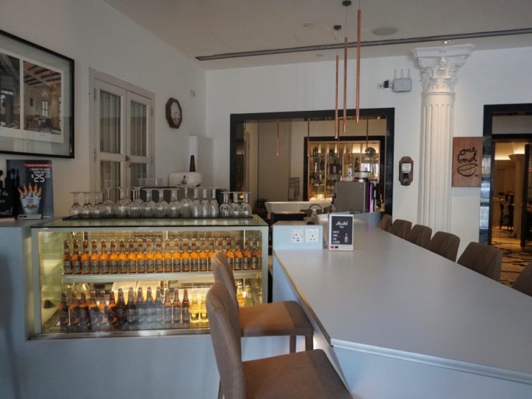 ロビーにはバーもあります