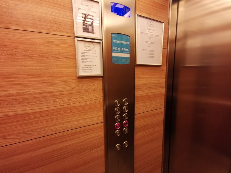 エレベーター階数ボタン