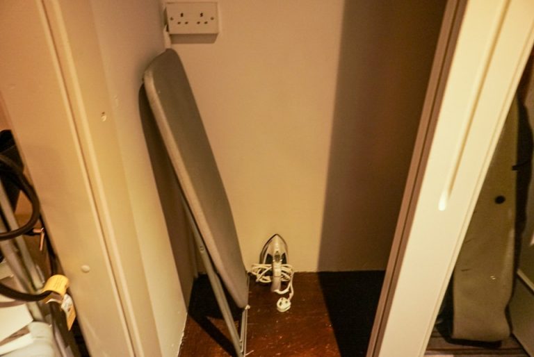 クローゼットを開けた様子(中にはアイロン台とアイロン、ハンガーが4つあります)