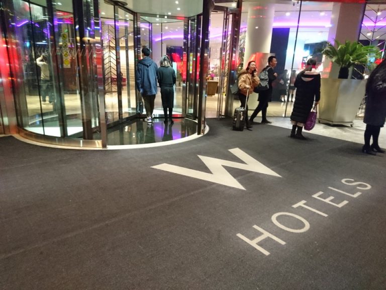 正面エントランス回転ドア