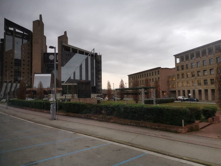 ホテル近くのこのユニークな建物は裁判所です