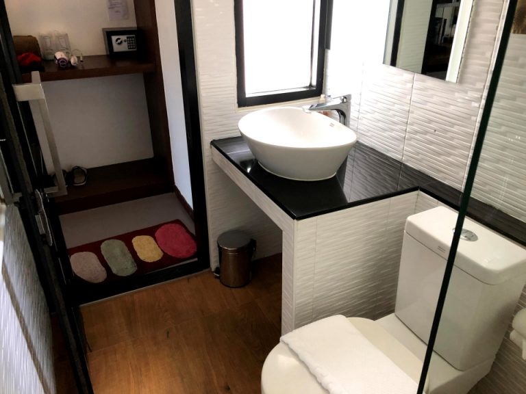 バスルーム内から入口 (1)