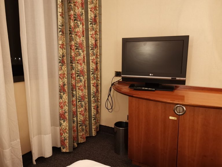 ベッド方向からTV