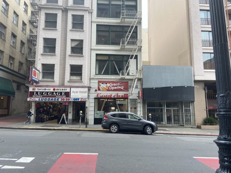 ホテル前の通り