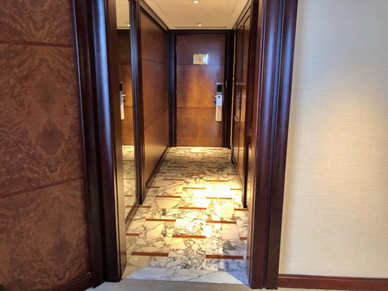 部屋の廊下