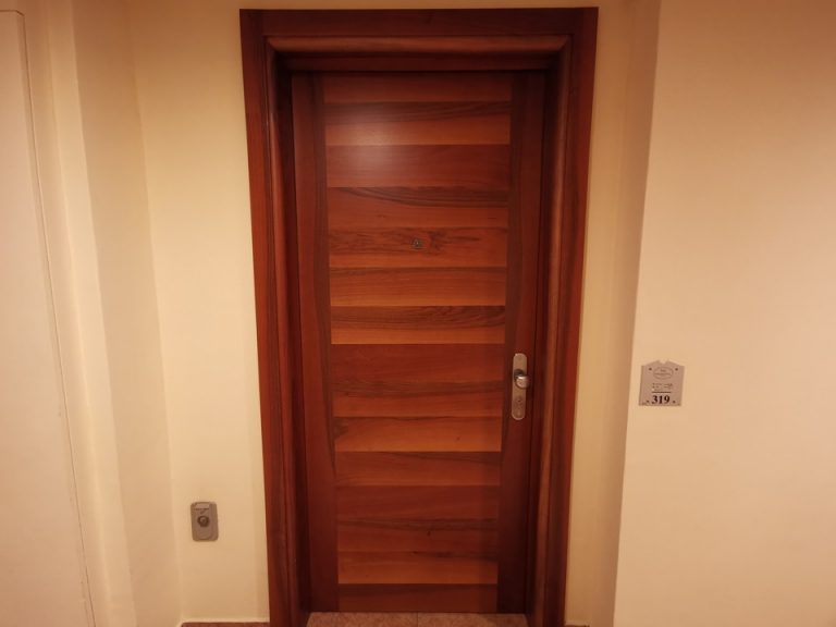 客室入口ドア外観