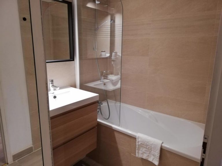 バスルーム入口から全景3