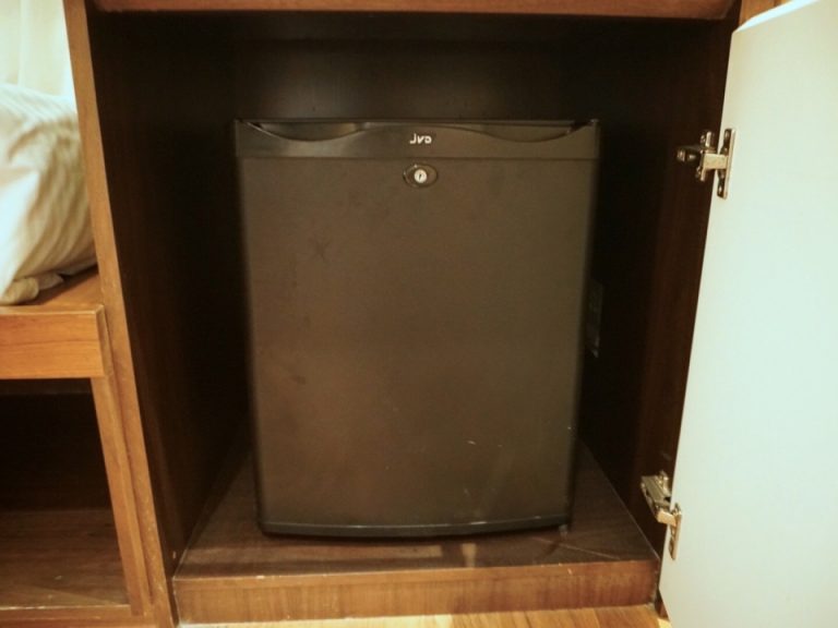 引き戸の中には冷蔵庫