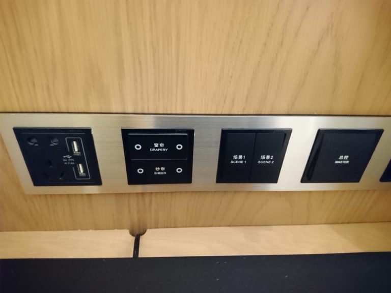 ベッド側コンセント、照明、カーテンボタン