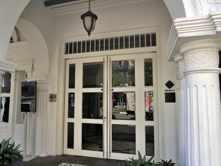 白で統一されているエントランス