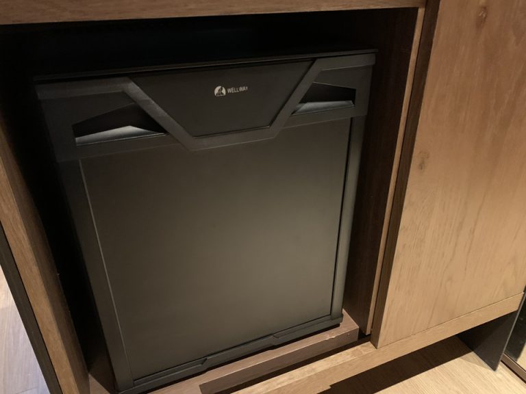 客室_冷蔵庫(閉じた状態)