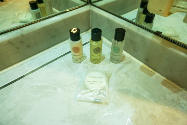 バスルームにあるアメニティー(シャンプー、ボディーウォッシュ、ボディーモイスチャー、石鹸)